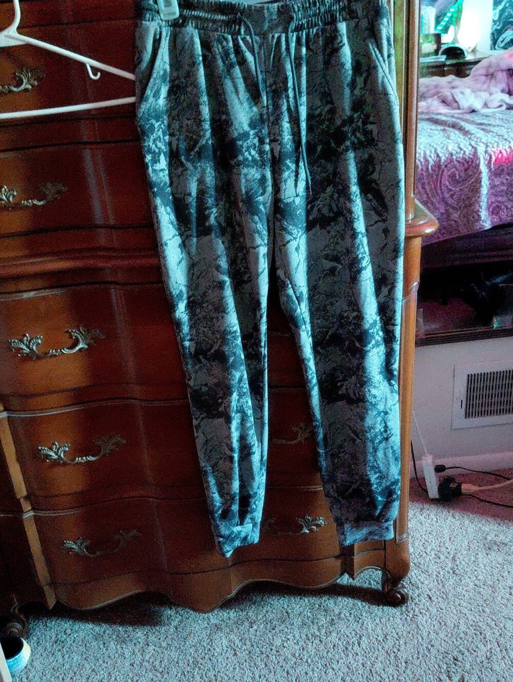 Cropped Ankle Jogger Pants in Black Marble Print
